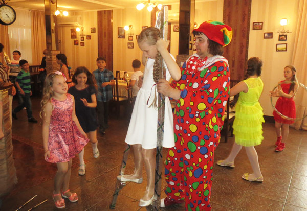 С поддержкой клоуна, на ходулях ходит совсем безопасно