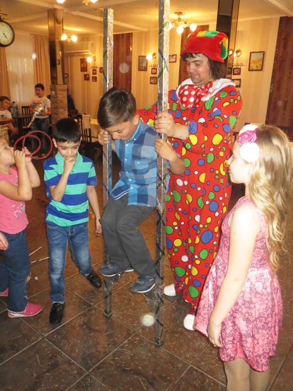 Ставим одну ножку, другую, держимся, выпрямляемся и идем