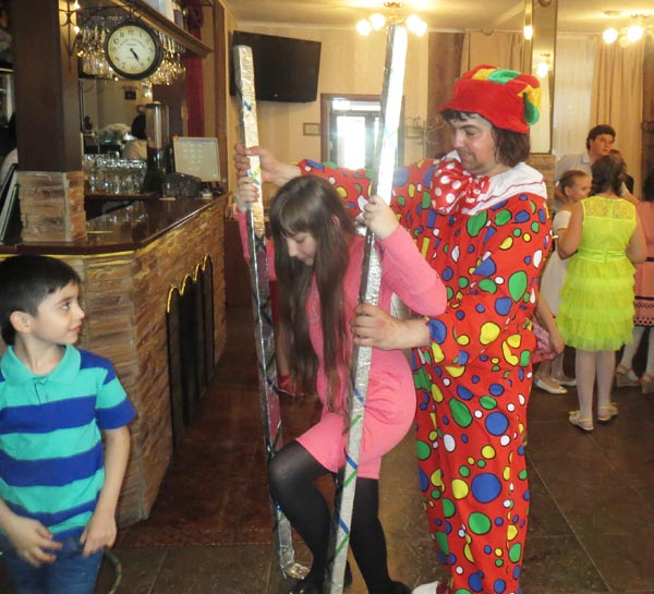 Первый раз в жизни пройтись на ходулях, это запоминающая игра