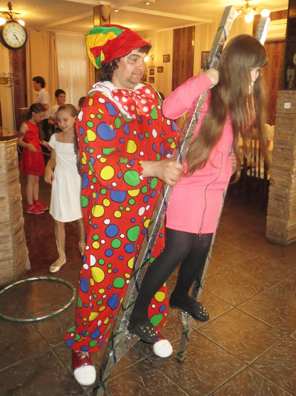 Пробуем, пытаемся, слушаем инструкции клоуна