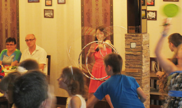 дети в кафе 12 месяцев