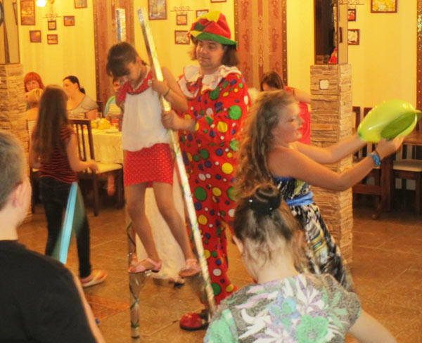 клоун с ходулями