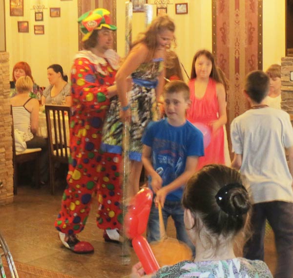 дети играют с цирковым клоуном