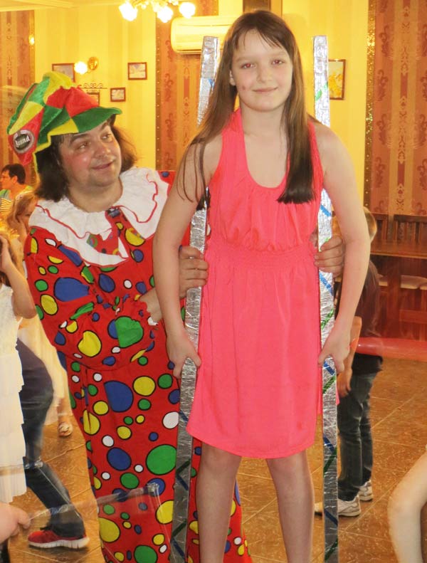 девочка с клоуном на ходулях