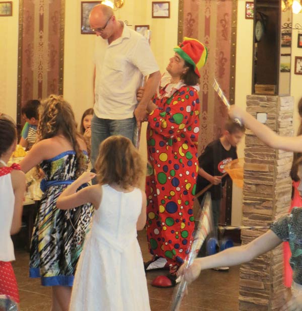 родители ходят нга ходулях у клоуна