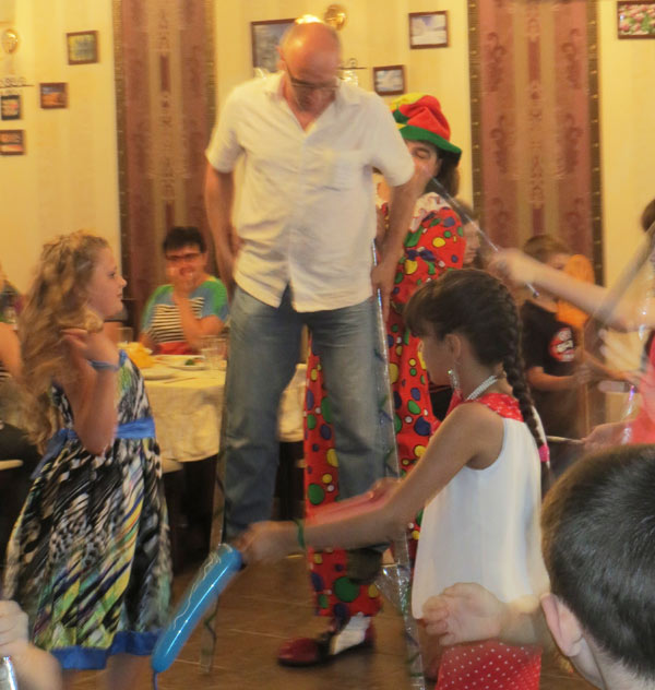 взрослые на ходулях