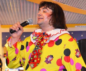 клоун с микрофоном