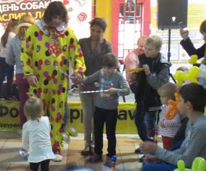 клоун учит детей