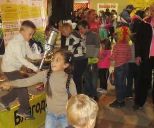 дети играют с клоуном