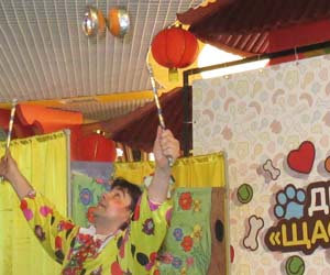 клоун жонглер на акции