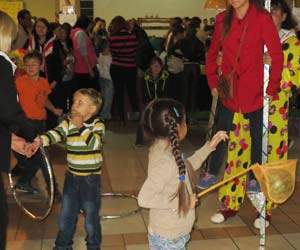 клоун с ходулями