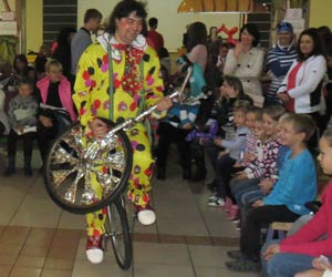 клоун на моноцикле в трц