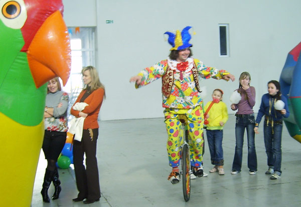 клоун в рекламе намоноцикле