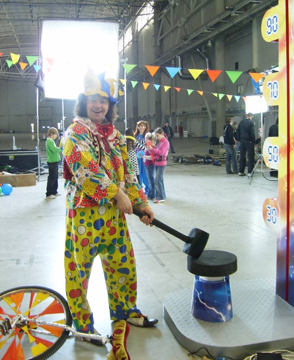 клоун с молотклм