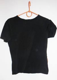 чорная футболка безрукавка