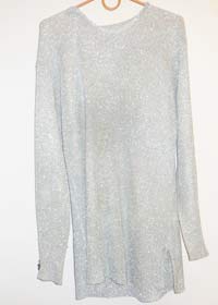 серебристая футболка