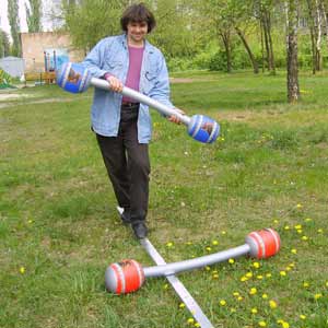 дубинки на бревне